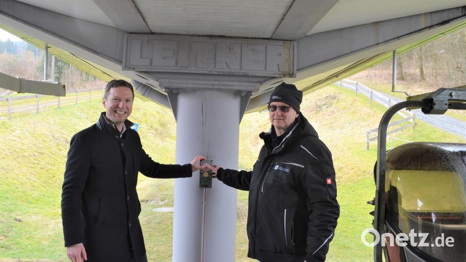 Bayreuths Landrat Florian Wiedemann (links) und Betriebsleiter Andreas Schreyer drückten symbolisch auf den Aus-Knopf. Bild: Stefan Schreibelmayer/exb