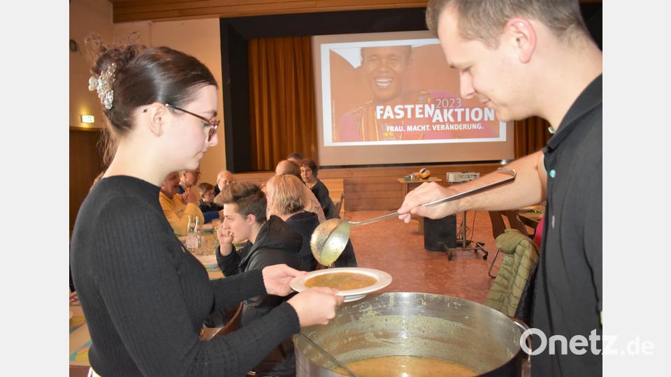 In Zusammenarbeit mit den Ministranten hat der Pfarrgemeinderat der Katholischen Pfarrei ein Fastenessen im Jugendheim serviert. Bild: rgr