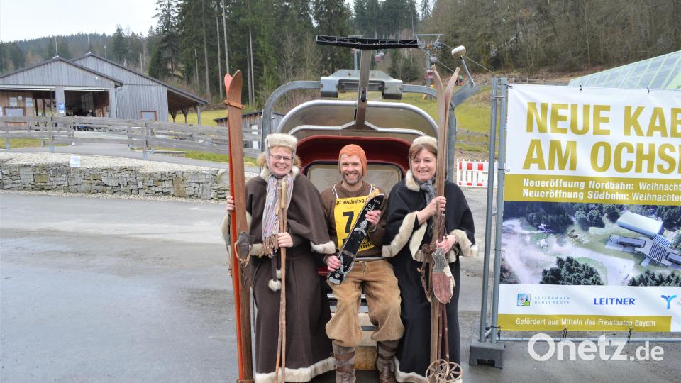 In historischen Ski-Outfits waren (von links) Susanne Steinlein, Wilhelm Zapf und Angelika Schmidt von der Tourist-Info gekommen. Bild: Stefan Schreibelmayer/exb