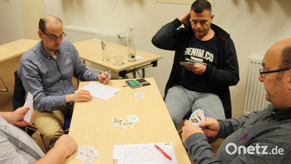 Der amtierende Weltmeister Deni Lazicic (Zweiter von rechts) aus Bielefeld am Spieltisch beim Ostbayern Open. Bild: dl