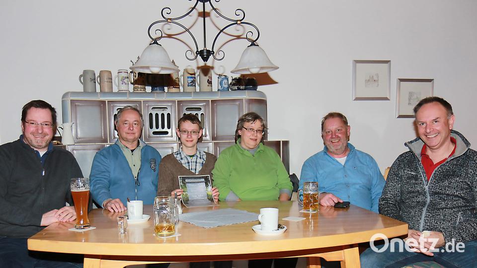 Beim Münchenreuther Wirt führten (von links) Vorsitzender Walter Heindl, Michael, Gregor und Johanna Adler sowie die Mitglieder des Schlüsselclubs, Robert Bartl und Udo Zinnecker, ein angeregtes Gespräch in gemütlicher Runde über die Geschichte der „Weißen Marter“ und über den Stammbaum der Familie Adler. Bild: Bernhard Eckstein/exb