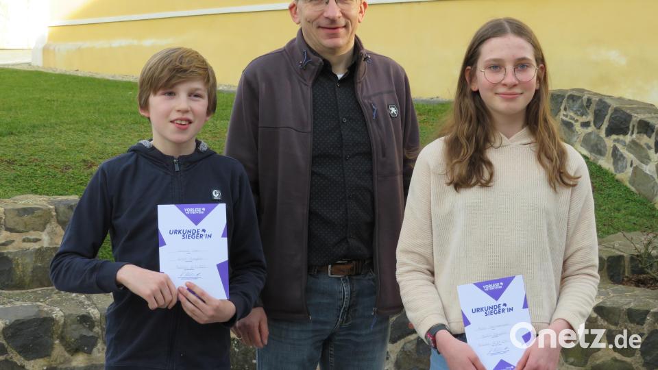 Martin Neumann vom Kreisjugendring mit den beiden Erstplatzierten Marie Hartmannsgruber und Severin Unger, Bild: adj