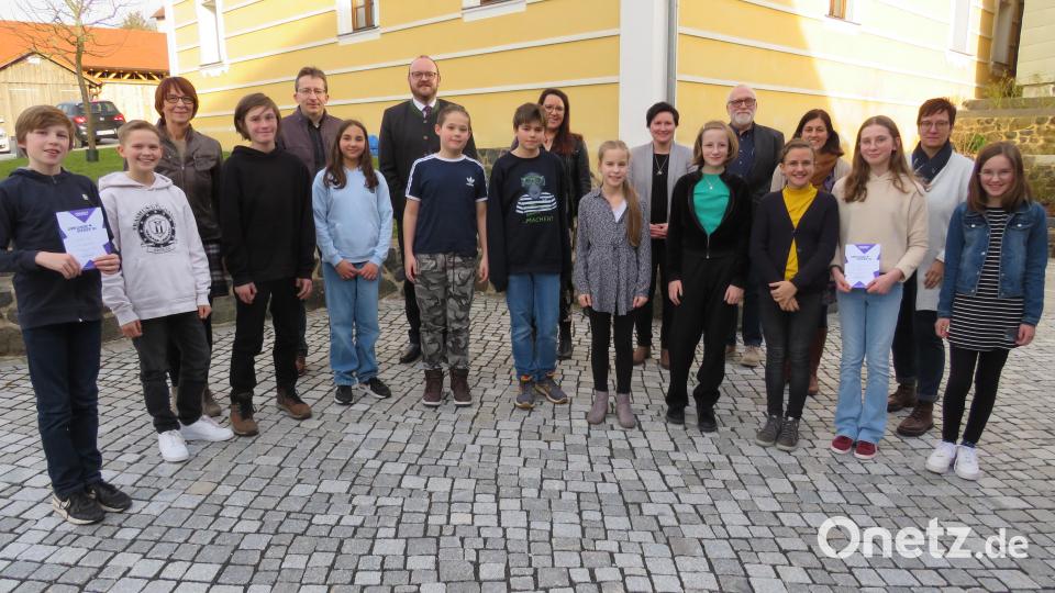 11 Mädchen und Buben wurden von der Jury(hinten) beim Vorlesewettbewerb in Parkstein bewertet. Bild: adj