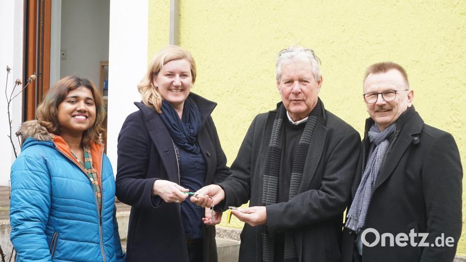 Werner Bauer übergibt die Schlüssel für die neue Wohngelegenheit für Studenten aus der ganzen Welt an Dr. Annabelle Wolff im Beisein von Vizepräsident Prof. Ulrich Müller (rechts) und Nidhi Shaji vom International Students Club der OTH Amberg-Weiden (links). Bild: Misch/OTH Amberg-Weiden/exb