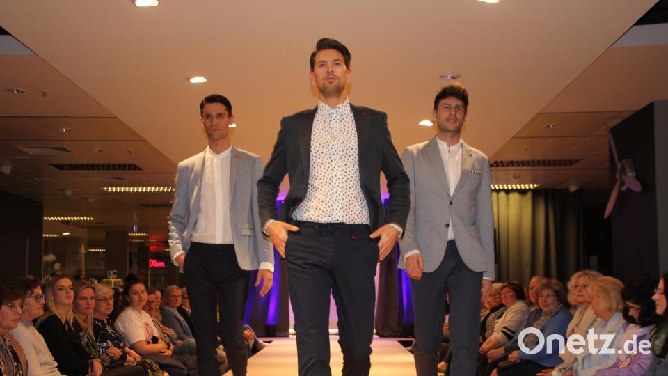 Frey zeigte auch die neuesten Modetrends für den Mann im Anzugbereich. Bild: kro