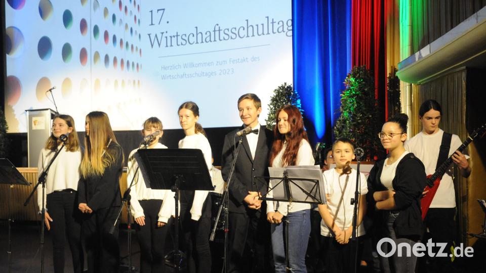 Natürlich durfte der Schulchor der Wirtschaftsschule nicht fehlen. Dieser übernahm die musikalische Begleitung. Bild: Andreas Brückmann