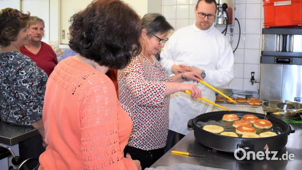 Küchlbacken mit Florian Pappenberger beim Katholischen Frauenbund Bild: rgr