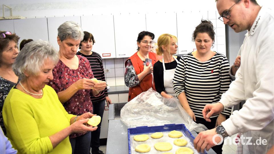 Küchlbacken mit Florian Pappenberger beim Katholischen Frauenbund Bild: rgr