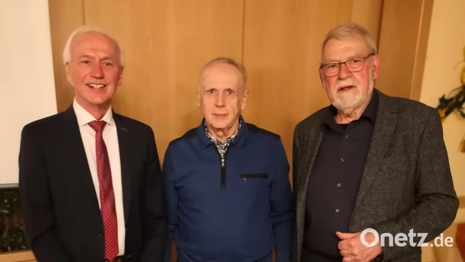Aus der Hand von Bürgermeister Peter König (links) und SKC-Vorsitzendem Karl Lenhard durfte Karl König als Gründungsmitglied eine Urkunde in Empfang nehmen. Bild: öt