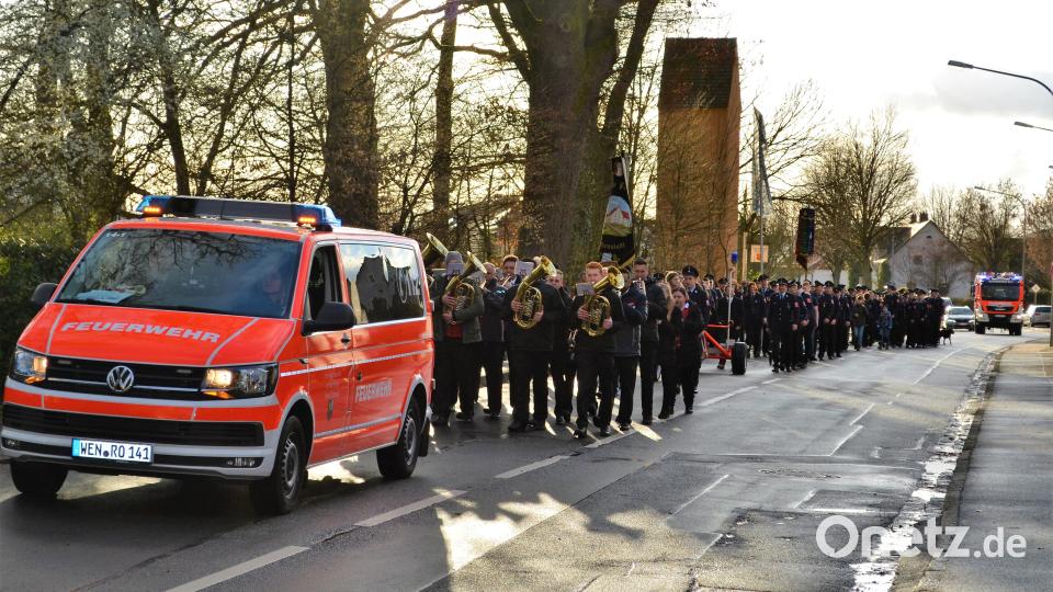 Die beiden wehren trafen sich am Pirker Ortschild und marschierten unter den Klängen der Pirker Blechmusik zum Feuerwehrhaus. Bild: kki