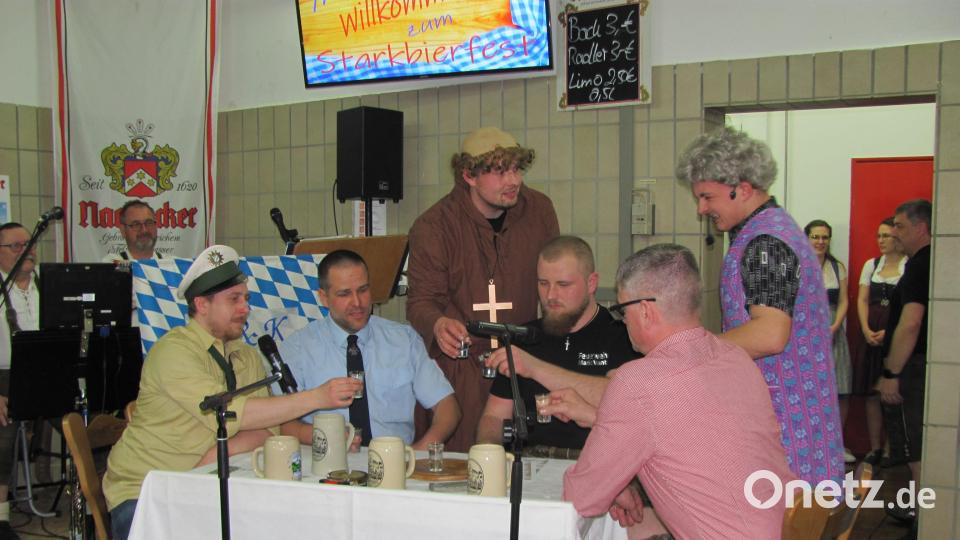 Thomas Lindner, Matthias Ay, Martin Göppl, Max Bock, Simon Weber und Andreas Fenzl (von links) sorgten als Schauspieler bei einem Wirtshausstammtisch für Heiterkeit, indem sie das Ortsgeschehen auf die Schippe nahmen. Bild: sei