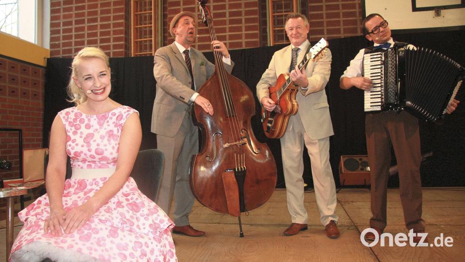 Eine Zeitreise in die 1950er und 1960er Jahre versprechen &quot;Conny und die Sonntagsfahrer&quot; beim Wiesauer Bürgerfest am 9. Juli. Die Szene auf dem Bild stammt von einem Auftritt im Jahr 2019. Archivbild: wro