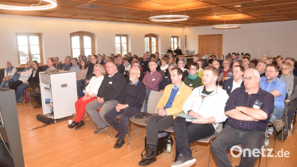 70 Teilnehmer aus 35 Kirchengemeinden bei der Evangelisch-Lutherischen Dekanatssynode in der KZ-Gedenkstätte Flossenbürg. Bild: fz