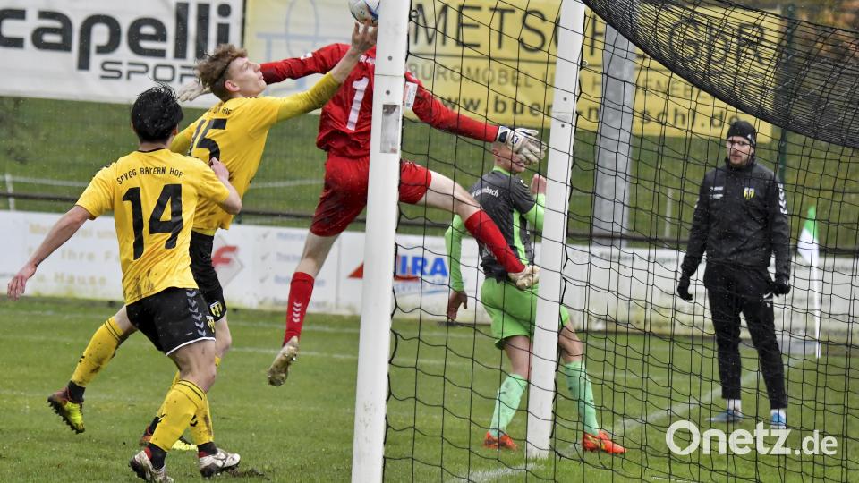 Dominik Haller (rechts hinten) von der DJK Gebenbach konnte in dieser Szene mit einem platzierten Kopfball den Hofer Torhüter David Guyon (Mitte) überlisten. Der Hofer Tim Scherbaum (Zweiter von links) schaufelte mit der rechten Hand den Ball von der Linie- Rot für ihn und Elfmeter für Gebenbach, den Salah El Berd sicher zum 3:1 verwandelte. Bild: Hubert Ziegler