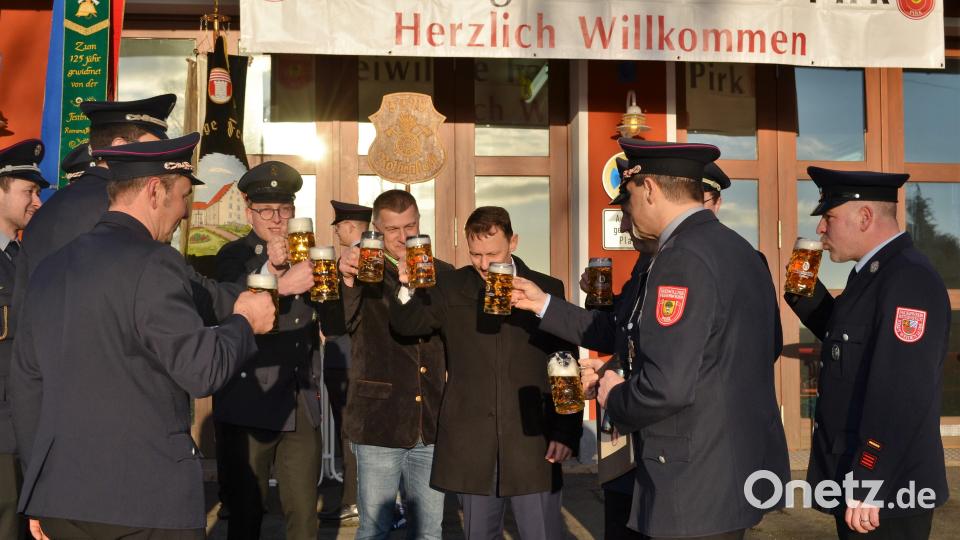 Ein Prost auf die Patenschaft: Der Pirker Bürgermeister Dietmar Schaller (Mitte links) stieß mit seinem Amtskollegen aus Weiden Oberbürgermeister Jens Meyer und den Vereinsspitzen an. Bild: kki