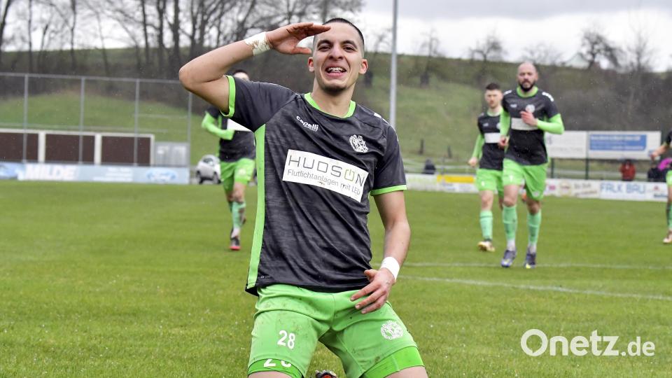 Salah El Berd von der DJK Gebenbach in Jubelpose: Mit seinen beiden Treffern zum 1:1-Ausgleich und 3:1 durch Elfmeter hatte er maßgeblichen Anteil am 3:2-Heimerfolg seiner Mannschaft. Bild: Hubert Ziegler