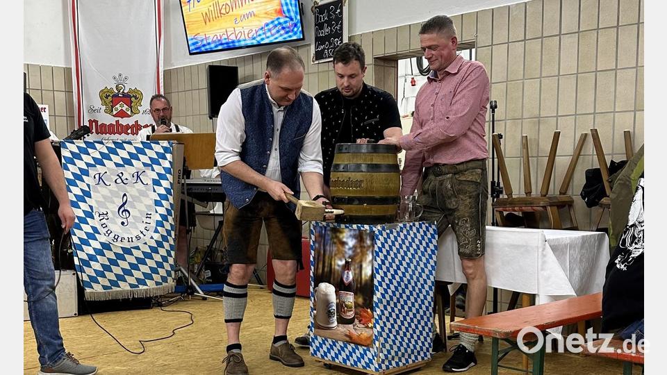 Gekonnt zapfte Bürgermeister Richard Kammerer das erste Fass Starkbier an. Bild: sei