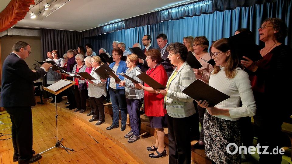 Der Kirchenchor Schirmitz gratuliert mit einem Ständchen. Bild: R. Kreuzer
