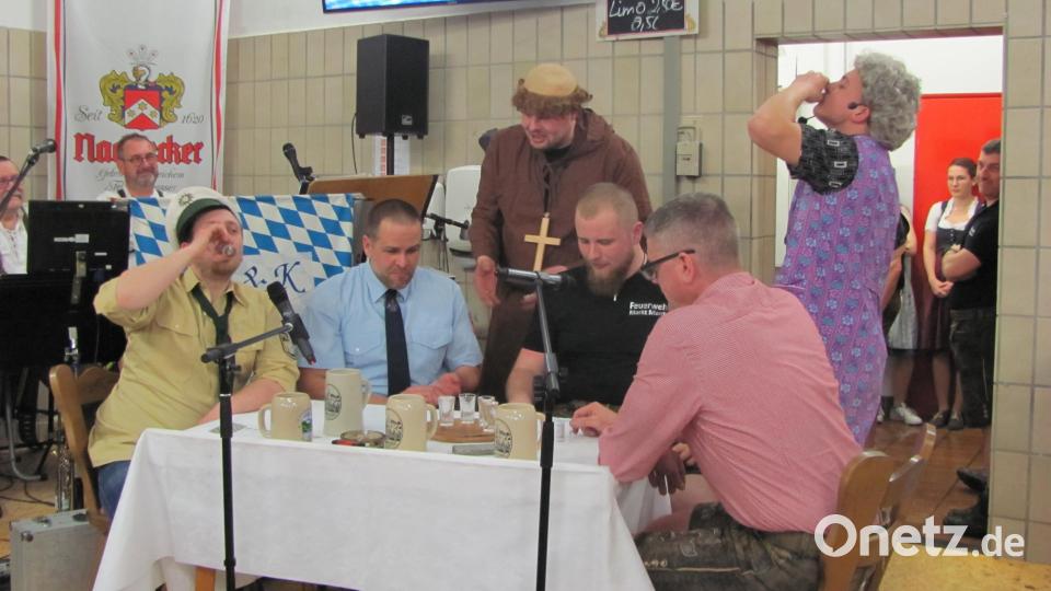 Bei einem Stammtisch am Samstag nahmen einige Kameraden der Feuerwehr als Dorfpolizist, Mesner, Feuerwehrkommandant, Bürgermeister, Feuerwehrvorstand das Ortsgeschehen aufs Korn. Kräftig mischte auch die Moser Oma mit. Die Runde erwies sich als trinkfreudig und diskussionsbereit. Bild: sei