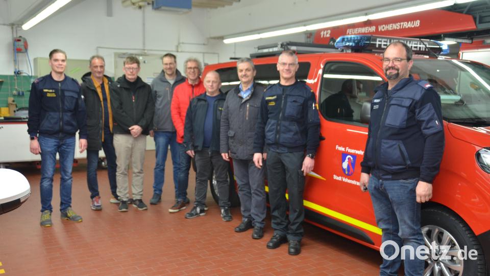 Fraktionssprecher, Bürgermeister und Führungskräfte der Feuerwehr vor dem neuen Mannschaftstransportwagen. Bild: dob