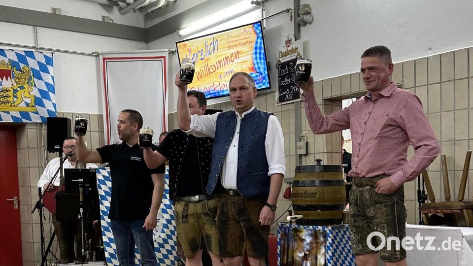 Nach dem Bieranstich durch Bürgermeister Richard Kammerer gab es ein erstes Prosit der Gemütlichkeit Bild: sei