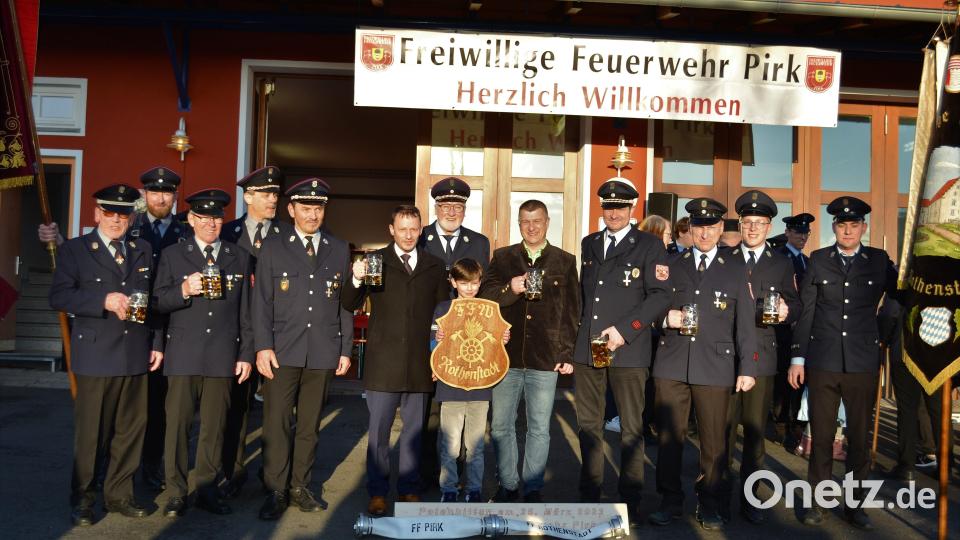 Die Patenschaft zwischen den Wehren Pirk und Rothenstadt anlässlich deren Jubiläum ist besiegelt. Bild: kki
