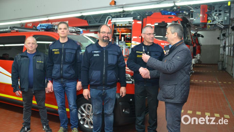 Die offizielle Schlüsselübergabe des neuen Mannschaftswagens war ein kleiner Festtag für die Stützpunktwehr. Bürgermeister Andreas Wutzlhofer übergibt den Fahrzeugschlüssel an Stadtkommandant Mario Dobmayer, der ihn sofort an Gerätewart Markus Süss (von rechts) weiterreichte. Kreisbrandinspektor Martin Weig und Vorsitzender Jonas Dobmayer (von links) freuen sich mit ihnen. Bild: dob