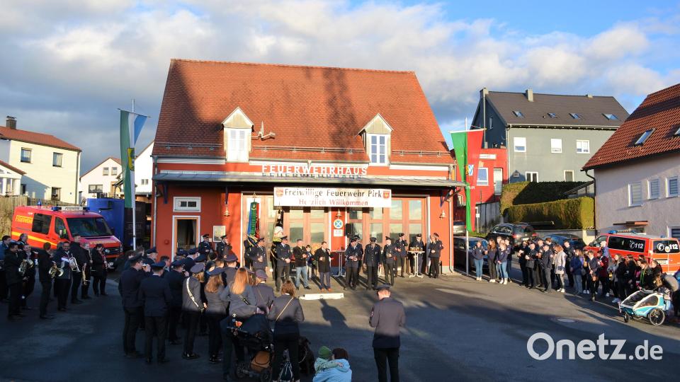 Blaskapelle, Kinder- und Jugendfeuerwehren und Feuerwehrmänner und -frauen aus beiden Ortschaften begleiteten die Patenbitte der FFW Rothenstadt. Bild: kki