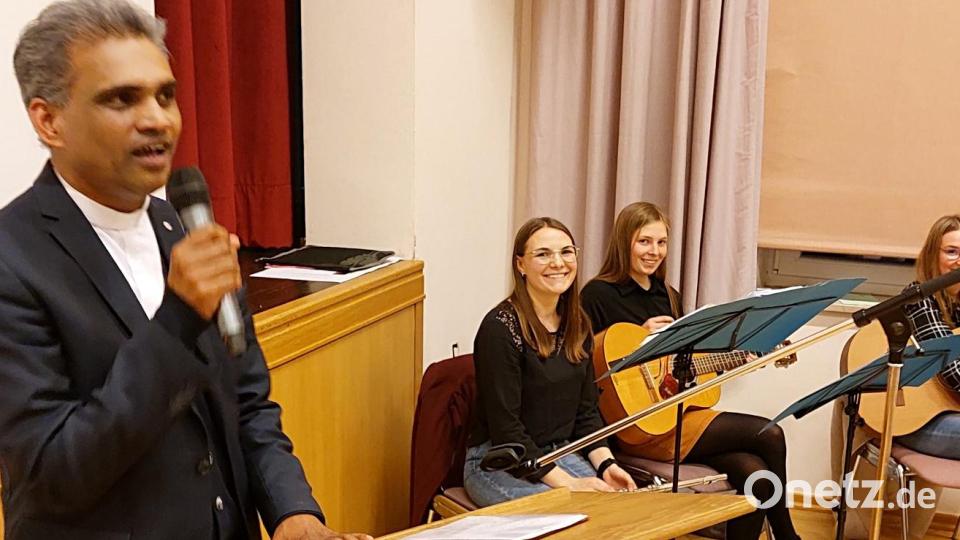 &quot;Jedes Mitglied trägt Verantwortung, dass die Pfarrei lebendig bleibt&quot;, sagte Pater Joy bei der Eröffnung der Pfarrversammlung, die von den Geschwistern Glowka musikalisch umrahmt wurde. Bild: ld