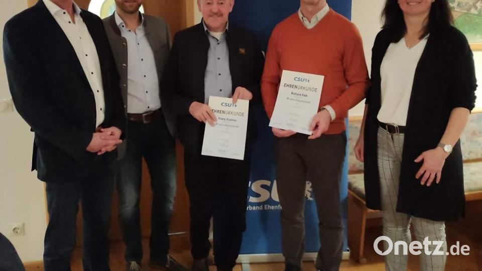Bei der Ortshauptversammlung der CSU Ehenfeld werden langjährige Mitglieder geehrt (von links): Bürgermeister Hermann Falk, Vorsitzender Christian Gnan, Franz Kustner (50 Jahre), Richard Falk (20 Jahre) und CSU-Bezirkstagskandidatin Brigitte Barth. Bild: u
