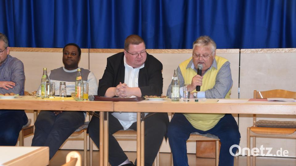 Zusammenlegungen und Energiekosten sind große Themen in der Pfarreiengemeinschaft Windischeschenbach und Neuhaus. Bertwin Fleck (rechts) und Pfarrer Hubert Bartel (Zweiter von rechts) berichten. Bild: wrm