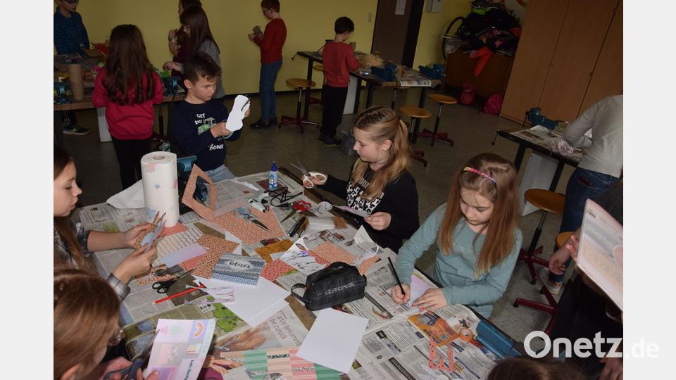 ...und Dekorationen vorbereitet. Bild: fla