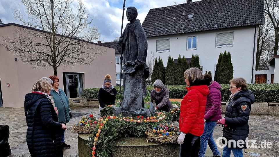 Als Osterdekoration werden viele bunte bemalte Ostereier verwendet. Auch Kindergartenkinder haben ihre Werke beigesteuert. Bild: R. Kreuzer
