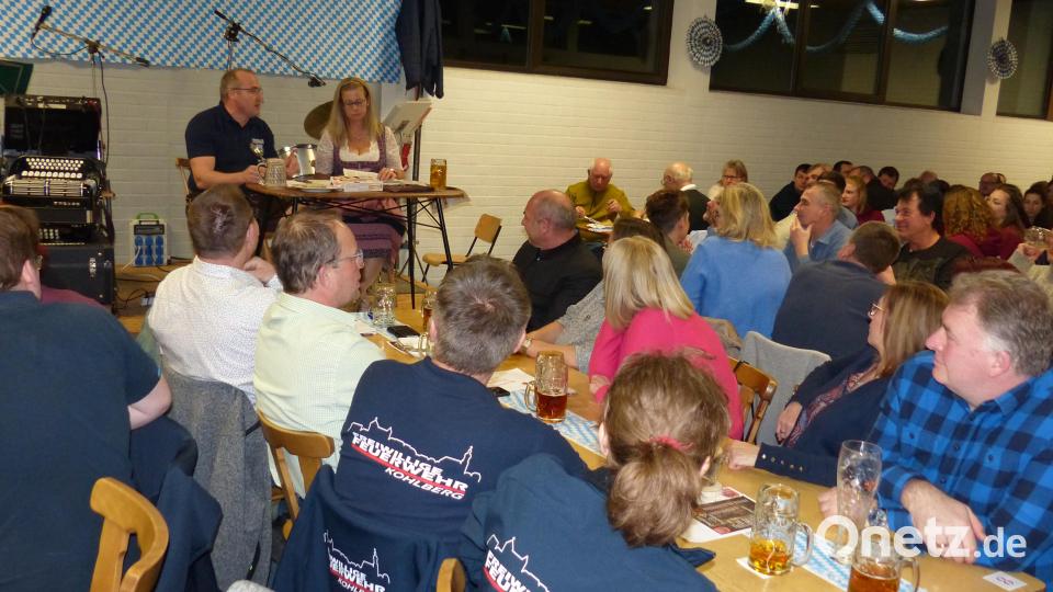 Aufmerksam lauschte der vollbesetzte Saal dem Feuerwehr-Ehepaar. Bild: hme