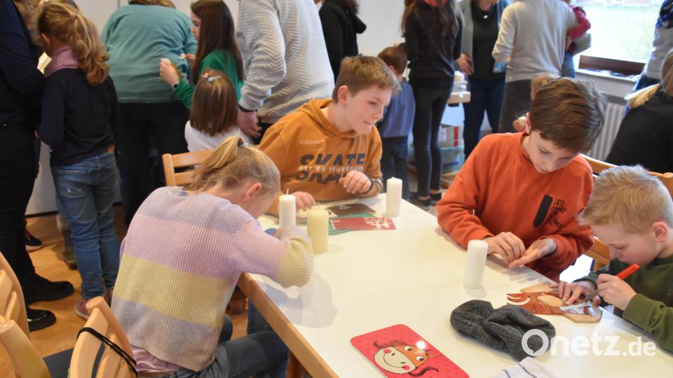 Viele Kinder waren der Einladung zum Osterkerzenbasteln nach Neuhaus ins Pfarrheim gefolgt. Bild: wrm