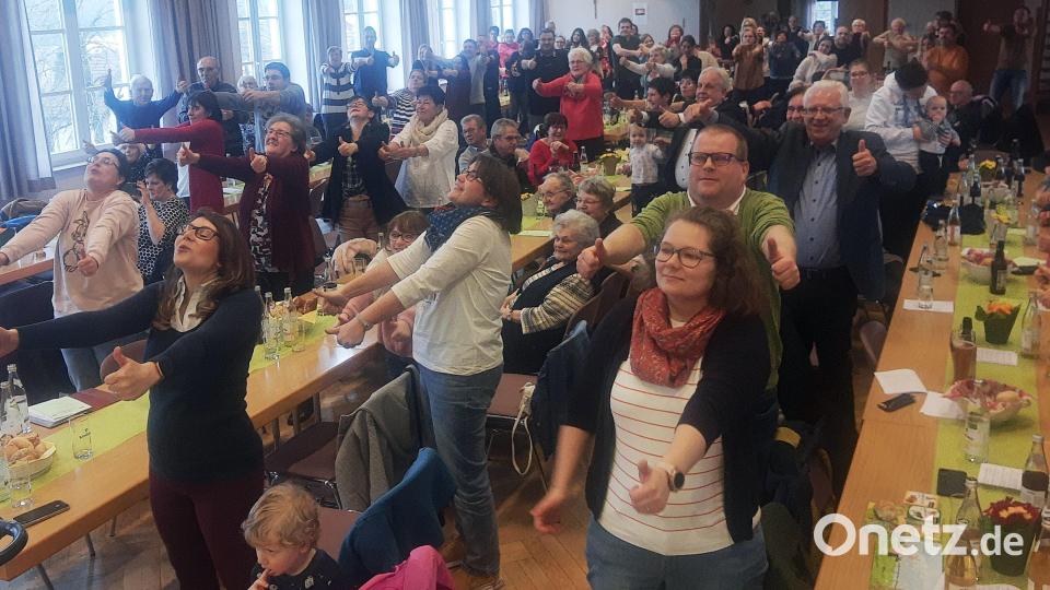 Die Besucher ließen sich gerne von den Kindern zum Mitmachen animieren. Bild: ld
