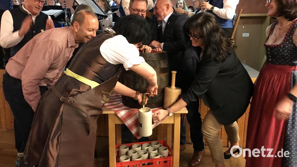 Beim Freibier, das Birgit Reichl anzapfte, waren alle recht flott dabei. Bild: mma