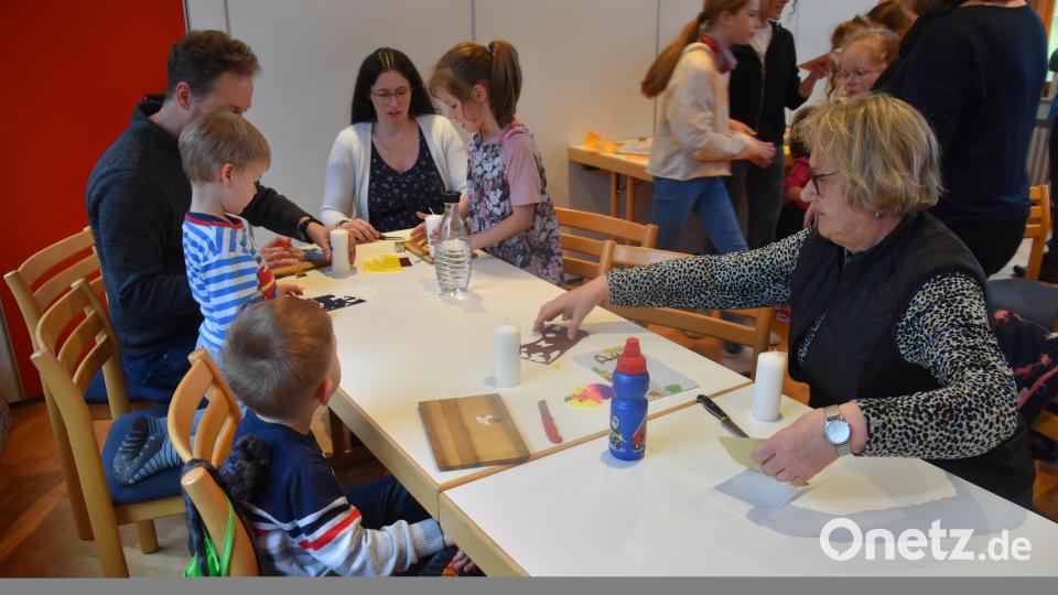 Viele Kinder waren der Einladung zum Osterkerzenbasteln nach Neuhaus ins Pfarrheim gefolgt. Bild: wrm