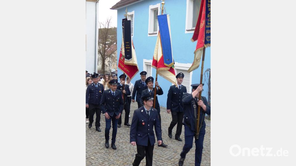 der Festzug setzte sich mit den Fahnenabordungen an der Spitze in Bewegung Bild: jp