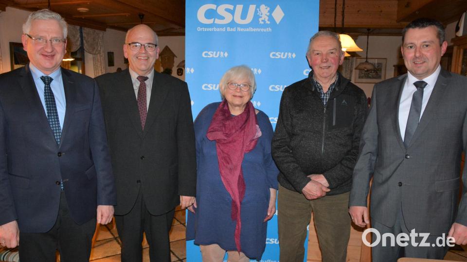 Langjährige Mitglieder ehrte die CSU Bad Neualbenreuth. Im Bild (von links) Johannes Reger, Klaus Meyer, Anita Köstler, Josef Rosner und Vorsitzender Christian Hebert. Bild: jr