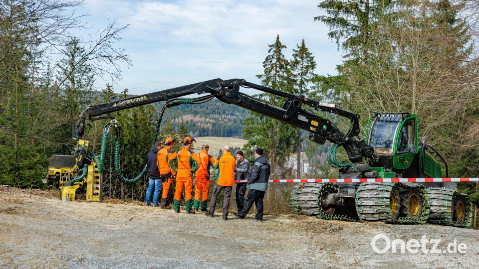 Einsatzbesprechung: Forstwirte der Bayerischen Staatsforsten koordinieren mit den Seilbahn-Mitarbeitern die Rodungsarbeiten im Bereich der Mittelstation für die neue Ochsenkopfseilbahn. Bild: Martin Hertel/exb