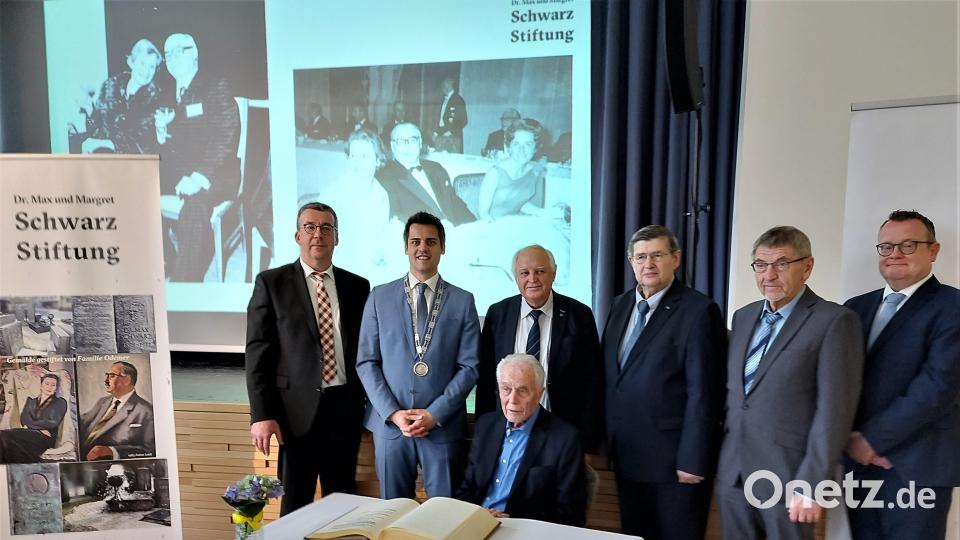 Im Beisein der Stiftungsräte (stehend von links) Christian Schneider, Bürgermeister Rudolf J. Teplitzky, Reinhold Malzer, Altbürgermeister Wilfried Neuber, Josef Lohrer und Volker Wille würdigte Helmut Hörger aus München (vorne sitzend) die „herausragende Persönlichkeiten“, die die Stiftung zum Erfolg geführt haben. Bild: lg