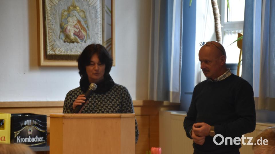 Paul Schulze (rechts) und Brigitte Kreinhöfner (links) hielten vom Pfarrgemeinderat aus Rückblick auf die vergangenen Coronajahre. Bild: wrm