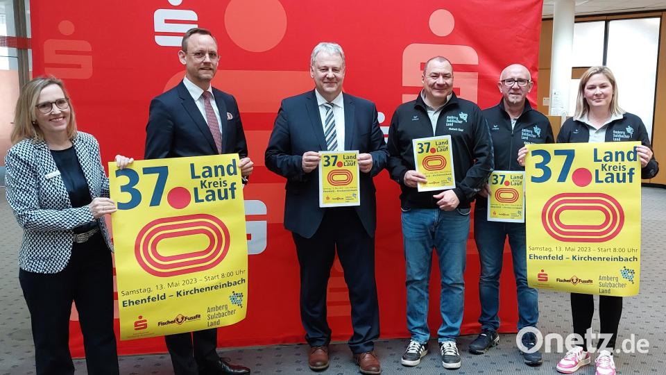Die Hauptinitiatoren des Landkreislaufs präsentierten zur Auftaktkonferenz die Plakate der diesjährigen Veranstaltung (von links): Pressesprecherin Kathrin Schmidt, Vorstandsvorsitzender der Sparkasse Amberg-Sulzbach Thomas Pickel, Landrat Richard Reisinger, Robert Graf (Sportförderung Landkreis), stellvertretender BLSV-Vorsitzender Erich Dömel und Stephanie Winter (Sportförderung Landkreis). Bild: mfh