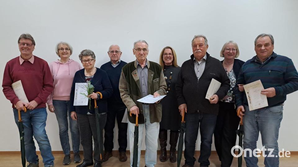 Die Geehrten des OGV Raigering-Aschach (von links): Richard Lengfelder, Schriftführerin Lydia Gleixner-Sächerl, Melanie Pongratz, Ignatz Binner, Reinhard Paulus, Kassiererin Evelyn Koberstein, Karl Donhauser, Vorsitzende Gerda Eiber und Herbert Meier. Bild: Sieglinde Weigl/exb
