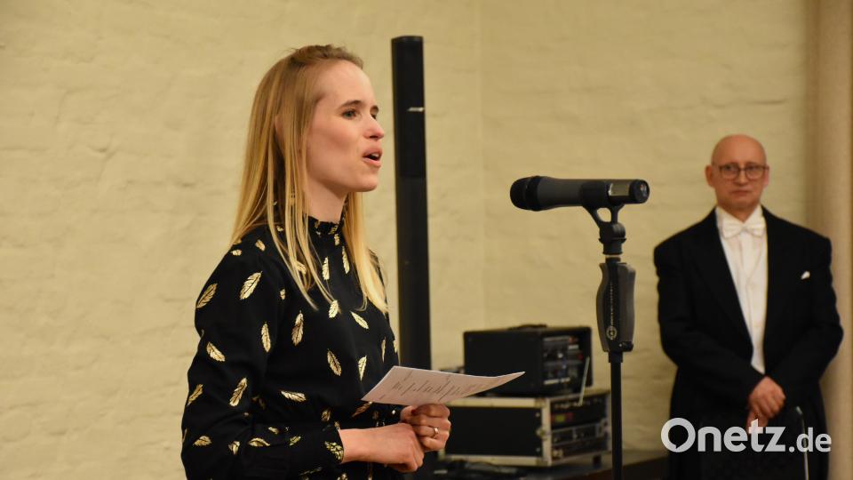 Laura Demjan, Leiterin er Gesangsklasse, führte charmant durch das Programm und stellte die einzelnen Liedbeiträge sowie deren Bedeutung in der Welt der Musicals vor. Bild: ubb