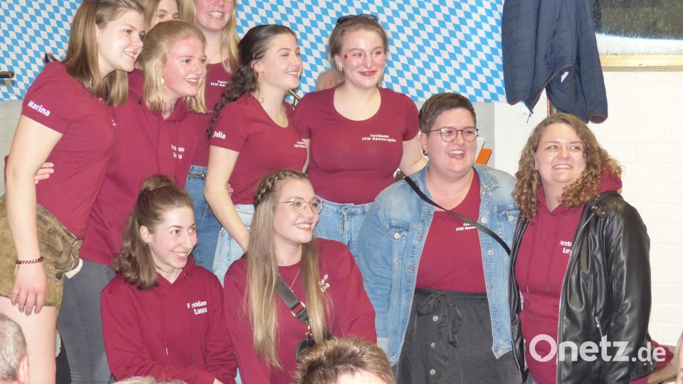 Sie gehörten zu den Stimmungsmachern im Saal: die Festdamen aus Hannersgrün. Bild: hme