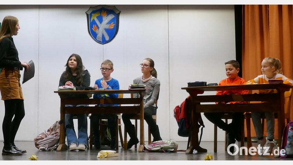 Mit einer besonderen Unterrichtsstunde sorgten die Ministranten für Abwechslung. Bild: ld