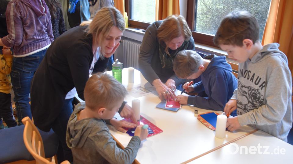Viele Kinder waren der Einladung zum Osterkerzenbasteln nach Neuhaus ins Pfarrheim gefolgt. Bild: wrm