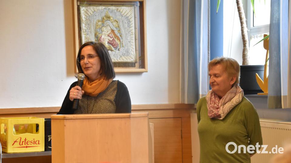 Auf der Pfarrversammlung berichteten Christine (rechts)und Daniela Sauer (links) über die Pfarrbücherei in Neuhaus und gaben einen Ausblick auf das Jahr 2023. Bild: wrm